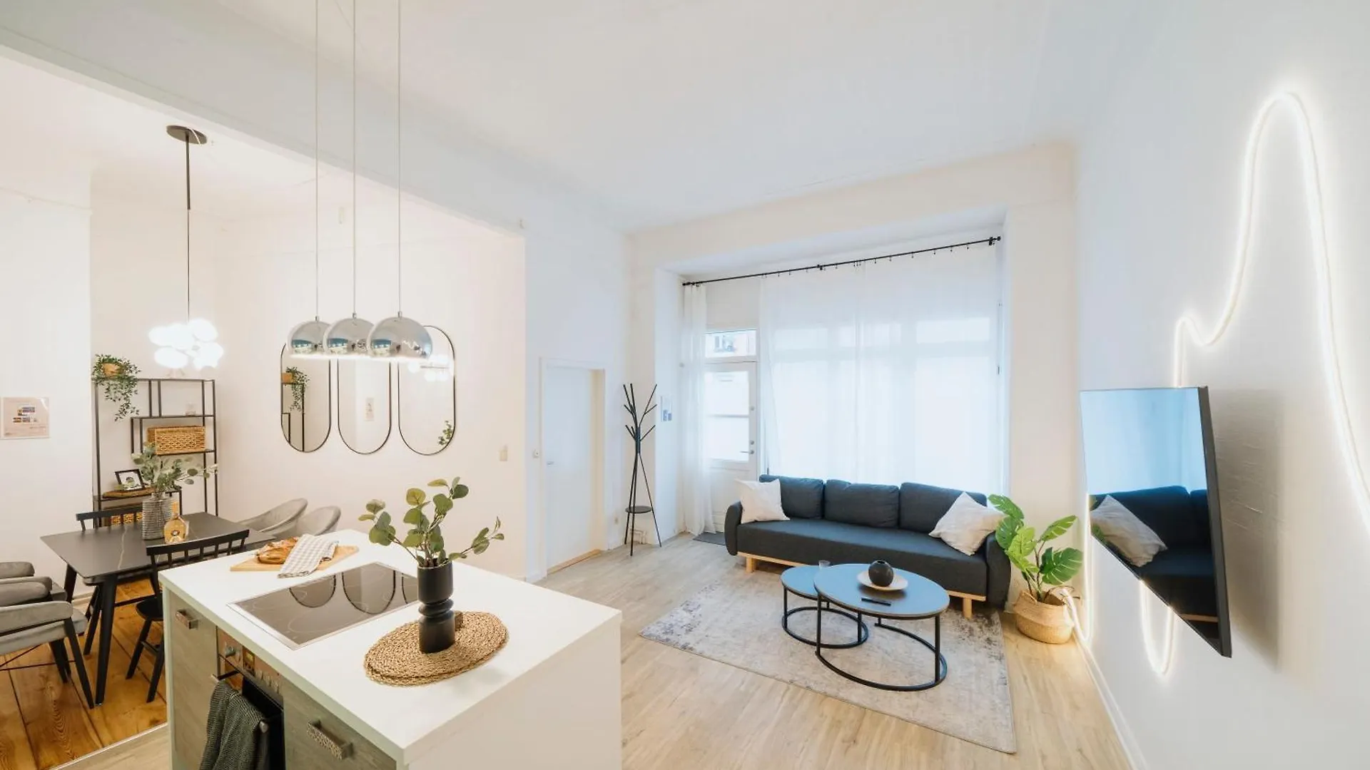 Apartment Homely Berlin - Luxurious, Spacious, Near Victory Column, River